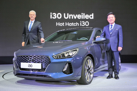 현대자동차는 7일 서울시 반포동 가빛섬에서 곽진 부사장 등 회사 관계자와 기자단이 참석한 가운데 신형 i30의 공식 출시행사 개최했다. 사진은 (왼쪽부터)알버트 비어만 현대차 부사장과 곽진 부사장이 기념촬영을 하는 모습.  현대자동차 제공